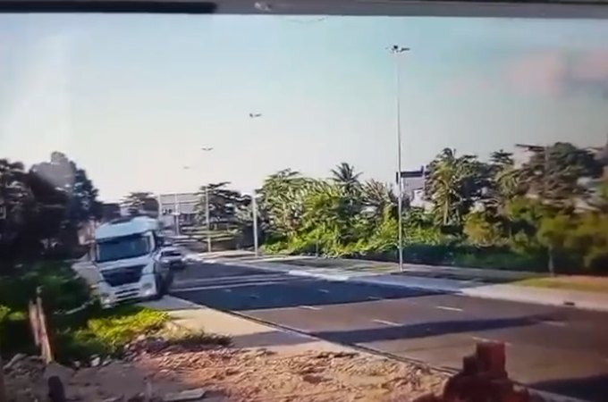 Carreta perde o controle e cai em buraco na Marginal do Piauí, em Arapiraca