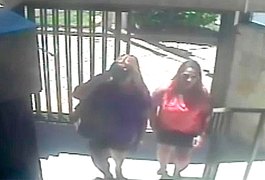 Imagens mostram mulheres suspeitas de furtar jóias em edifício