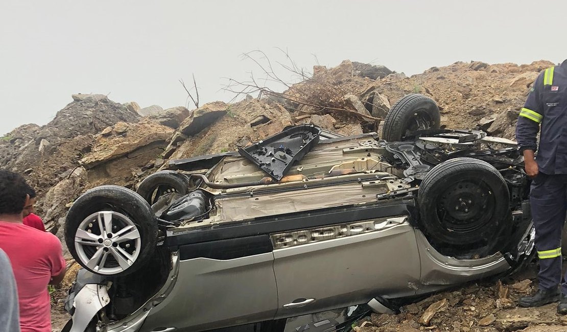 Casal fica ferido em capotamento de carro na AL 220, em Jaramataia