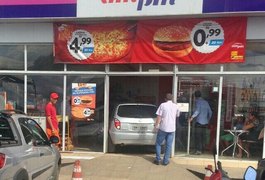 Condutora perde controle da direção e carro invade loja de conveniência em posto de Arapiraca
