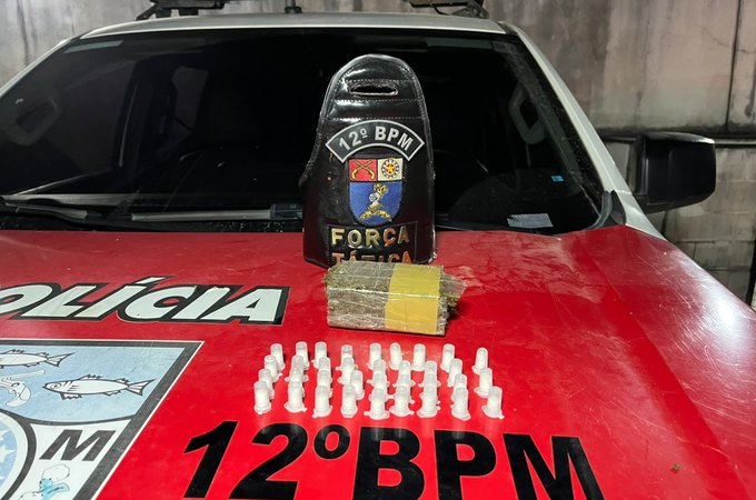 PM leva adolescente à delegacia após ocorrência de abandono de incapaz e apreensão de drogas, em Maceió