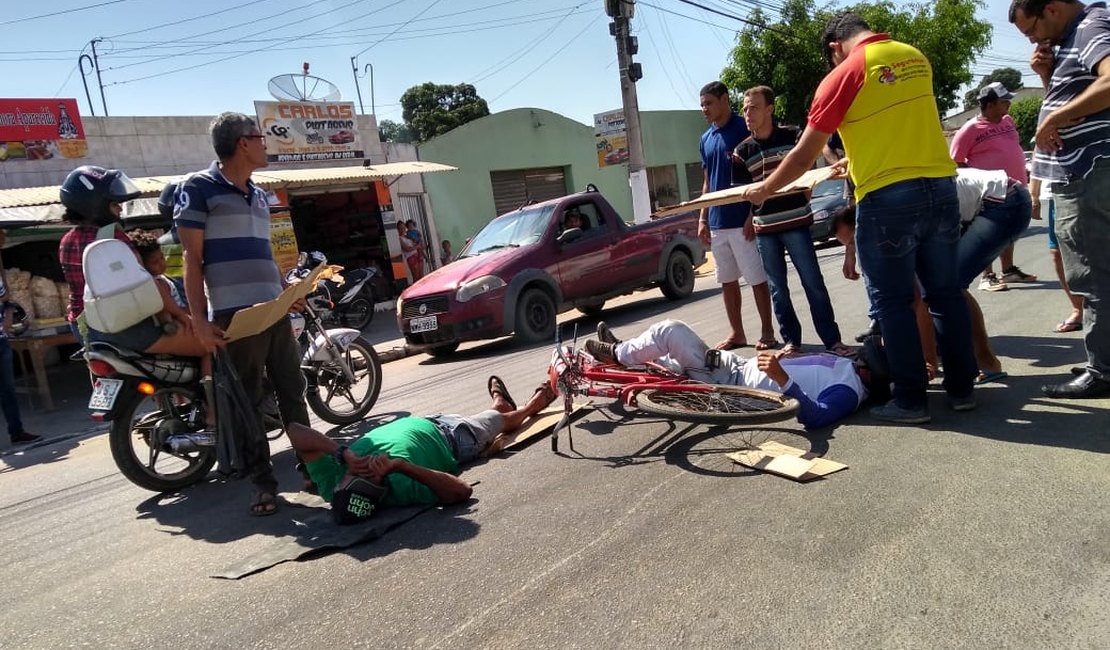 Colisão entre moto e bicicleta deixa homens feridos em Arapiraca