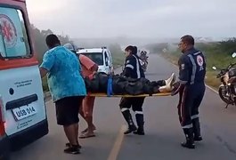 Condutor perde controle de moto em curva e fica ferido em Arapiraca