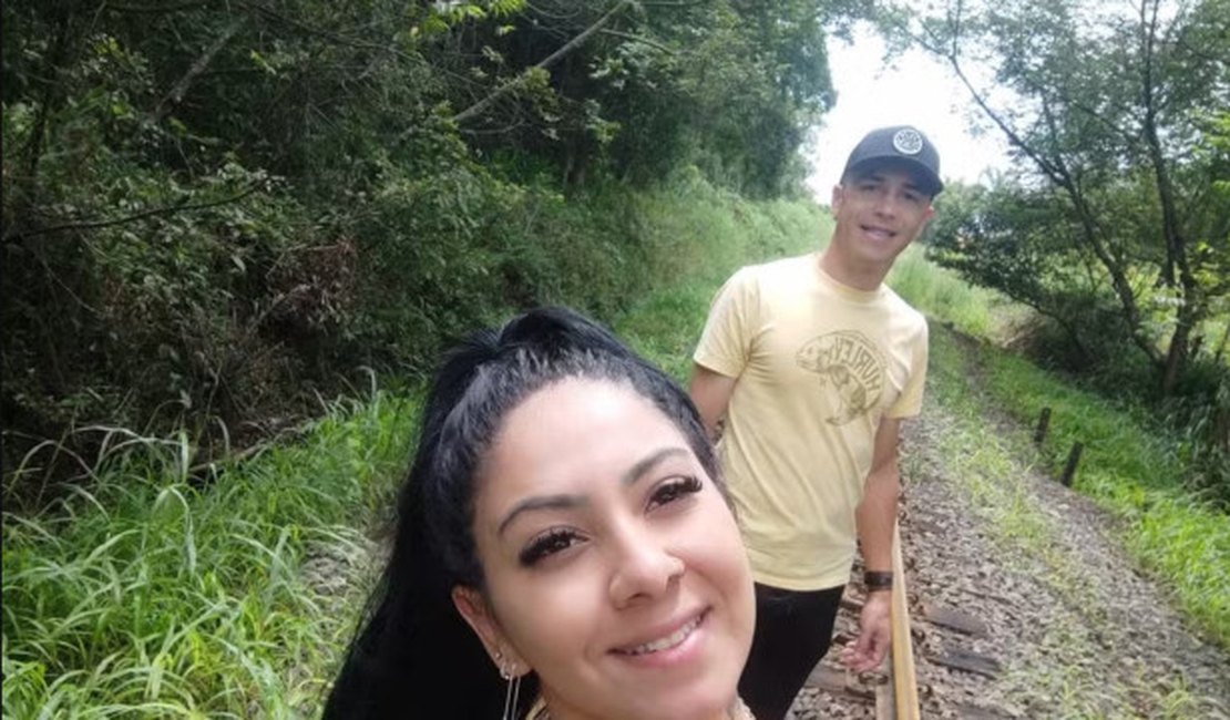 Mulher cai de ponte e fica presa pelo cadarço do marido