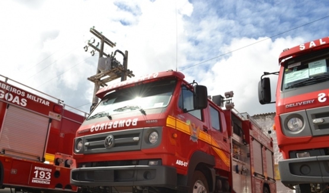 Bombeiros realizam buscas por garoto desaparecido em canavial
