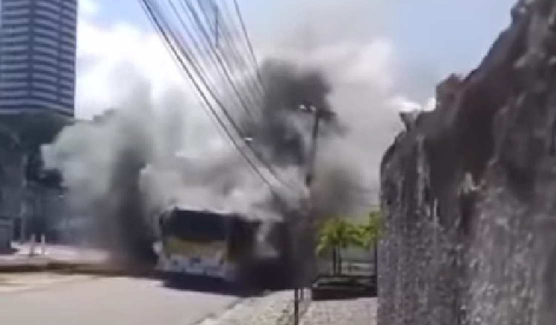 Ônibus com passageiros pega fogo e assusta populares em Maceió