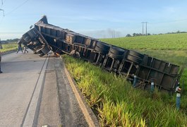Carreta carregada com trigo tomba em rodovia federal e deixa trânsito lento, em Rio Largo