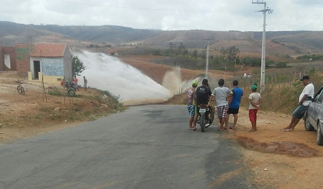 [VÍDEO] Rompimento em adutora interrompe abastecimento e causa transtornos à população