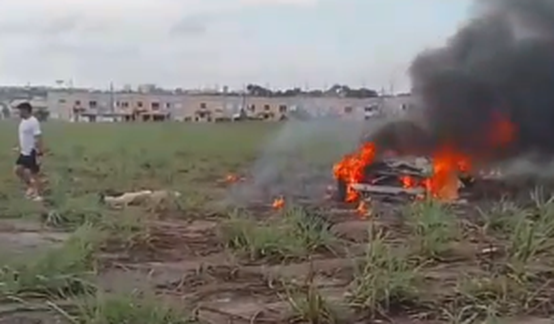 Carro capota, pega fogo e duas pessoas morrem em Maceió