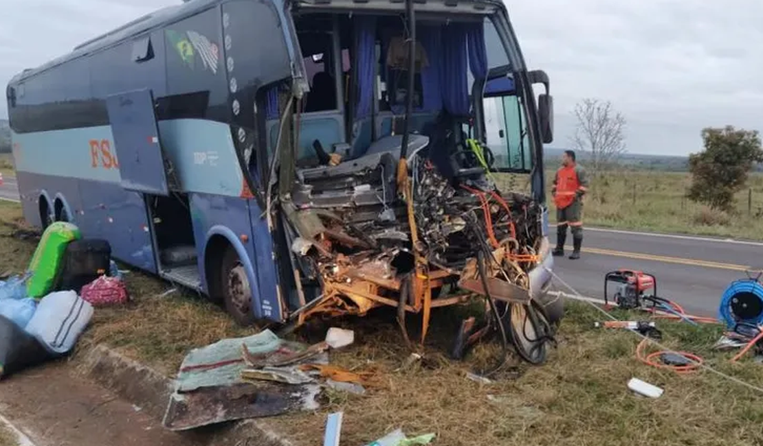 Motorista morre após ônibus bater na traseira de carreta parada