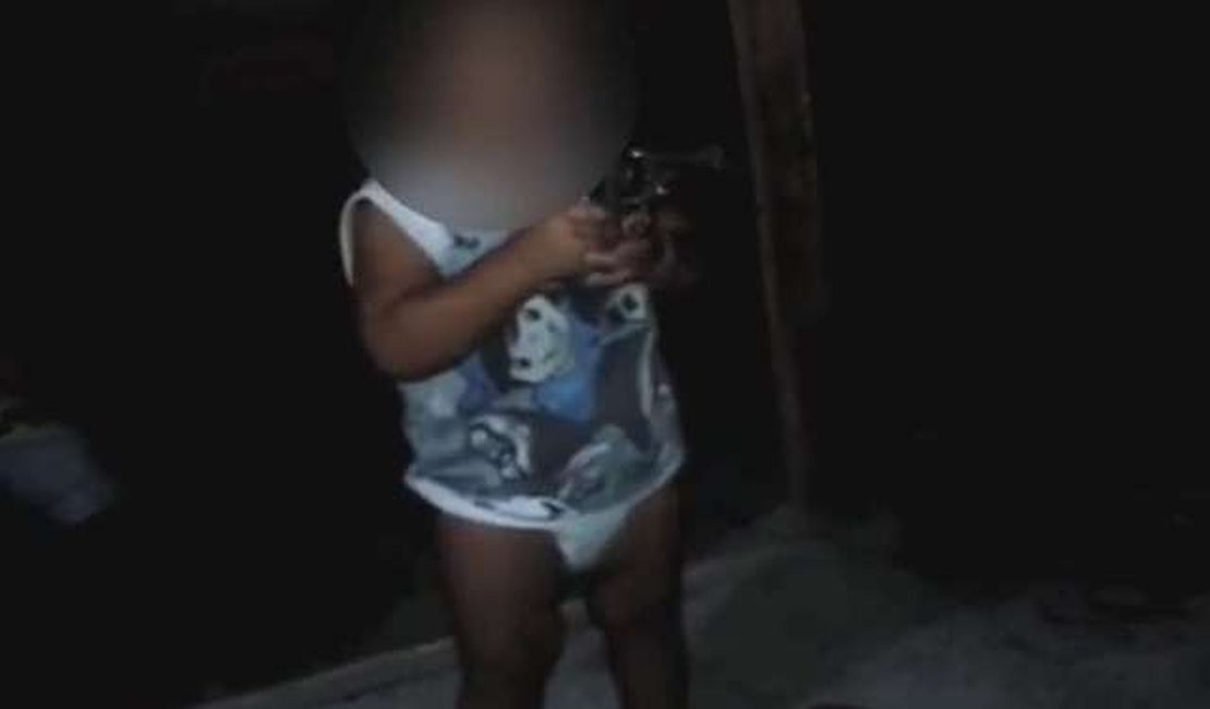 Mãe filma filho de dois anos com arma e perde guarda, na PB