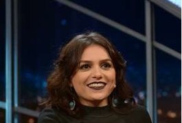 Que presente! Monica Iozzi recebe macumba pelos Correios