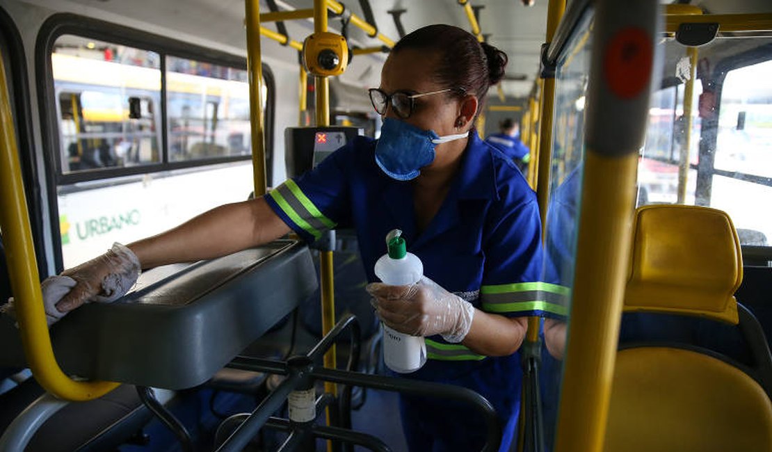 Precisa sair? Aprenda a se proteger do coronavírus no ônibus