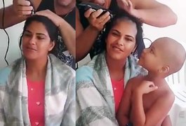 Em vídeo postado nas redes sociais, mãe raspa a cabeça para apoiar a filha com câncer