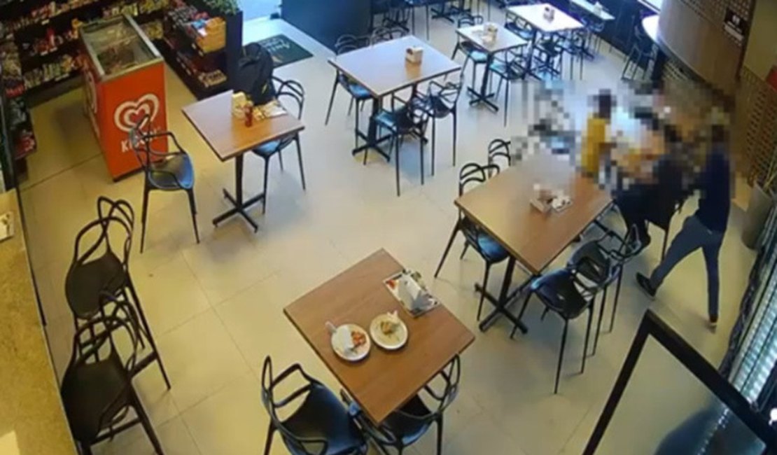 VÍDEO: Policial é atacado com mata-leão e desarmado durante assalto em Marechal Deodoro