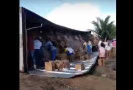 VÍDEO. População saqueia carga de carreta que tombou na BR-101, em Junqueiro