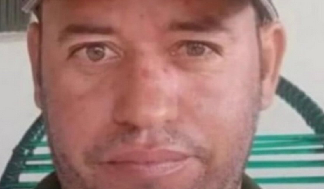 Homem é assassinado a tiros enquanto conversava em calçada no Sertão de AL