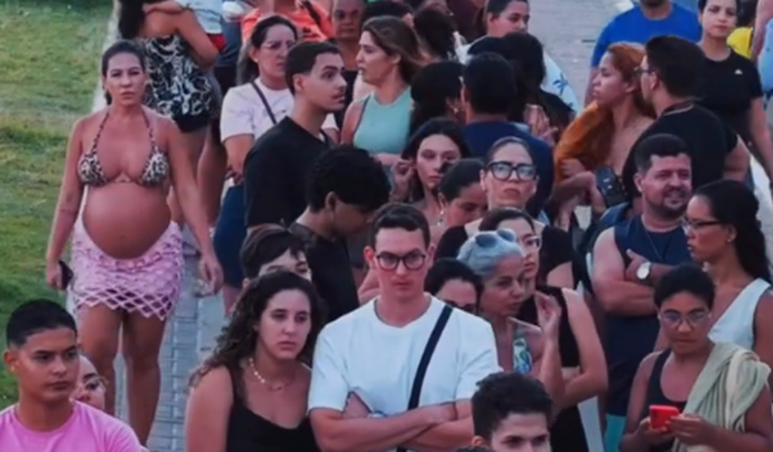 VÍDEO: Multidão forma fila gigante na Orla de Maceió para provar bolo vulcão que viralizou na internet