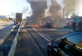 Moradores fazem protesto e interditam AL 101 Sul, em Marechal Deodoro