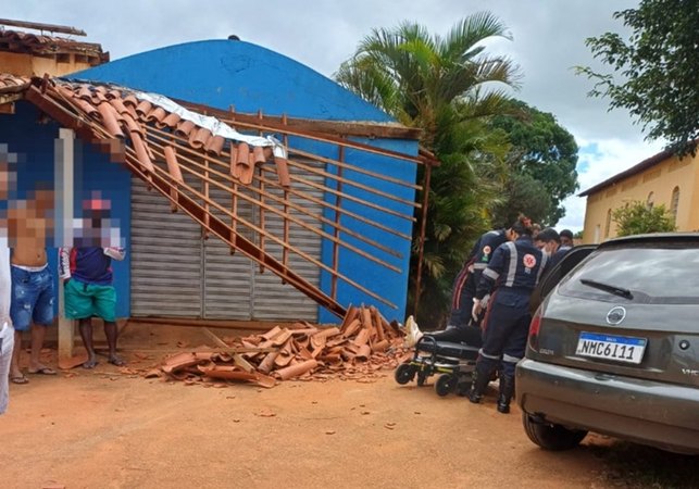 Parte de telhado na entrada de salão de residência é derrubado por carro na zona rural de Arapiraca
