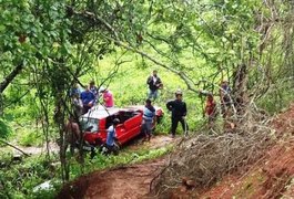Carro capota e cai em ribanceira no município de Taquarana