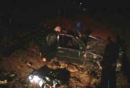 Motorista fica preso às ferragens após veículo capotar na AL 101 Sul