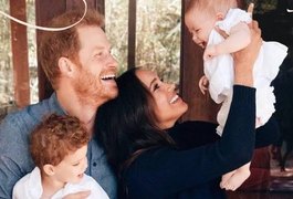 Sem Meghan e os filhos, príncipe Harry vai à coroação do pai