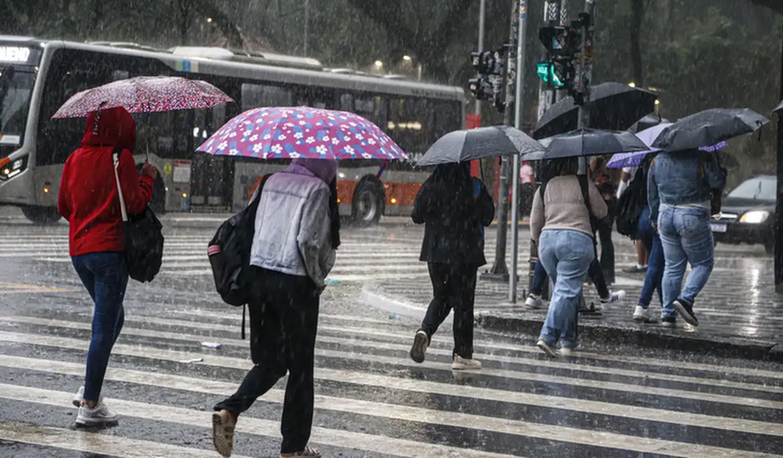 Inmet alerta para chuvas intensas em municípios alagoanos