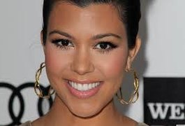 Kourtney Kardashian mostra demais em programa com as irmãs