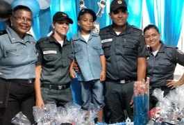 Fã de policiais militares, menino ganha festa de aniversário em quartel