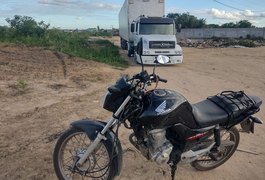 Acidente entre carreta e moto de aplicativo deixa feridos, em Arapiraca