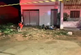 Três homens são assassinados a tiros na calçada de residência em Caruaru