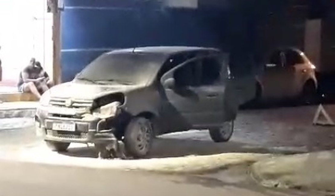 Veículo de passeio sofre princípio de incêndio em rua no Centro de Arapiraca