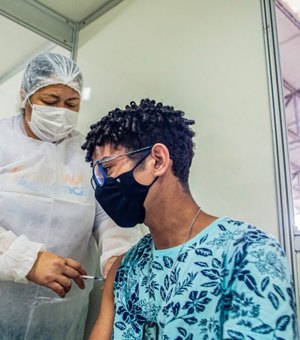 Seguindo portaria nacional, vacinação de jovens entre 12 e 17 anos está suspensa em Alagoas