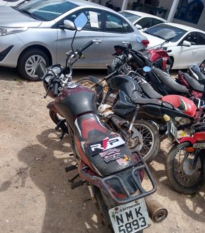 Motocicleta abandonada é encontrada pela polícia na Feira da Troca
