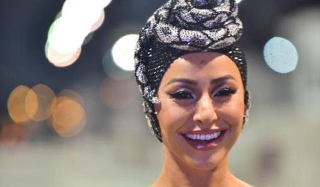 Sabrina Sato rebola o bumbum com maiô cavado em ensaio de Escola de Samba