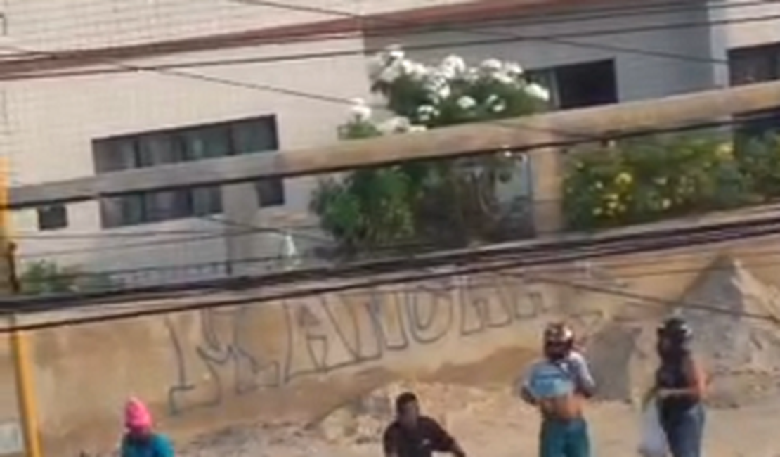 |VÍDEO|Assaltantes param trânsito e roubam motocicleta em Maceió