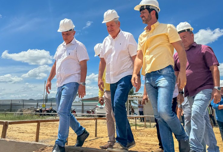 Em União dos Palmares, Ronaldo Lessa acompanha obras da rodoviária e do estádio municipal