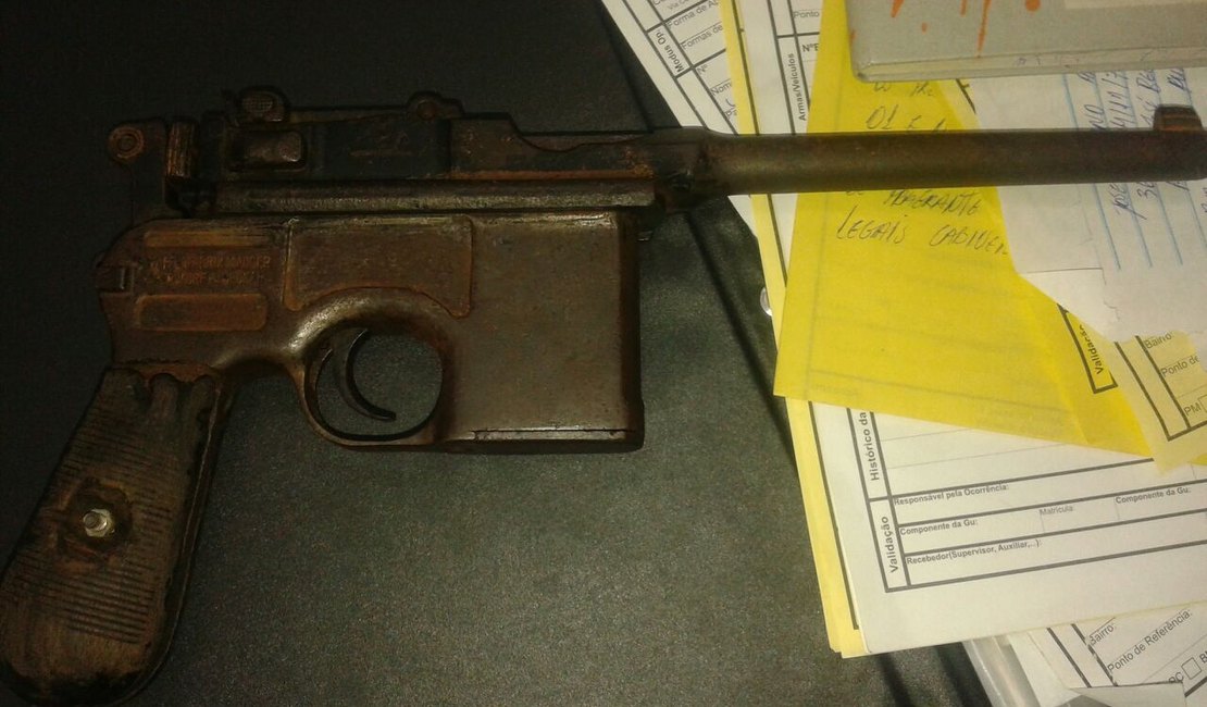 Jovem é detido com arma de fogo de fabricação alemã, em Maceió