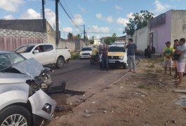Três pessoas ficaram feridas na batida frontal entre dois carros no bairro Santa Esmeralda