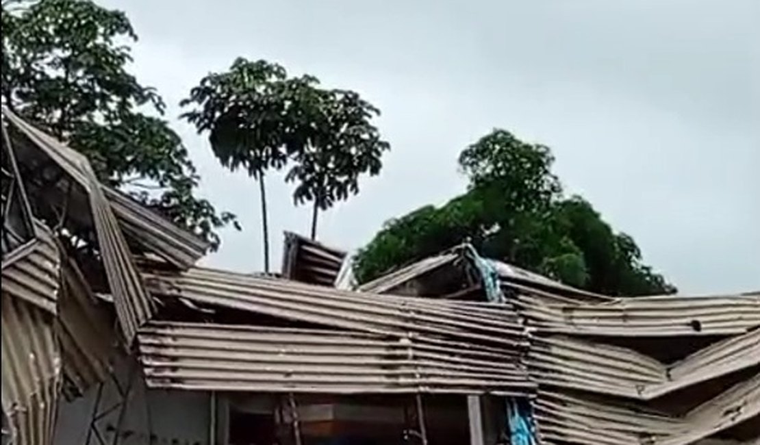 Cobertura de posto de combustíveis desaba, perto do Rei Pelé em Maceió