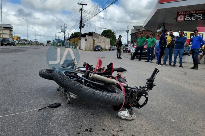 Carro e motocicleta colidem no Trevo da Igrejinha e condutor fica ferido, em Arapiraca