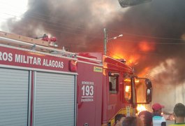 Incêndio de grandes proporções destrói fábrica e assusta moradores em Arapiraca