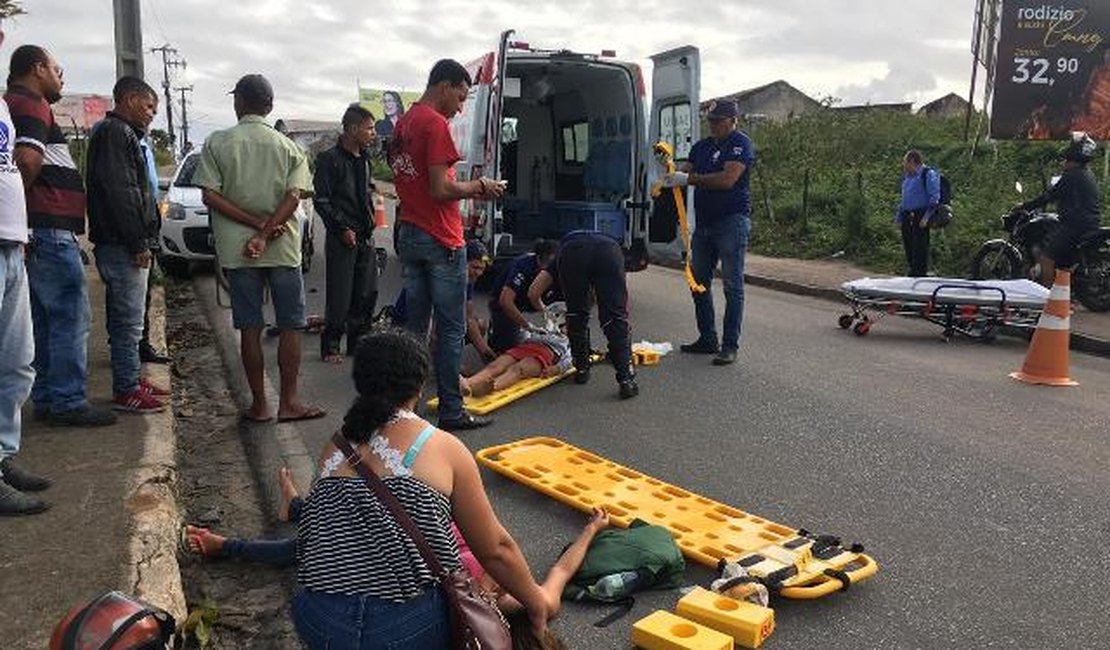 Jovem e criança ficam gravemente feridas após caminhão colidir com bicicletas na Ladeira do Claudionor, em Arapiraca