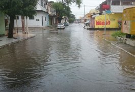 Chuva forte deixa ruas e avenidas de Maceió alagadas