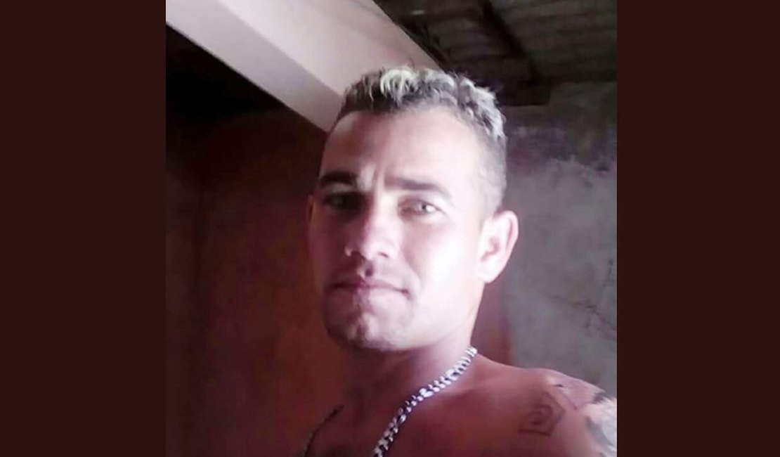 Homem é assassinado dentro de casa e filhos presenciam crime