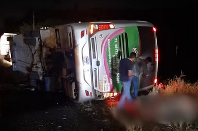 Quatro pessoas morrem e 15 ficam feridas após ônibus de turismo tombar em rodovia na Bahia