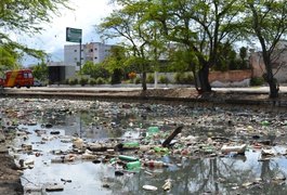 Mulher sofre acidente e cai dentro do Riacho Salgadinho, em Maceió