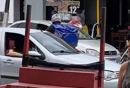 VÍDEO: Entregador quebra retrovisor de carro durante briga de trânsito em Arapiraca