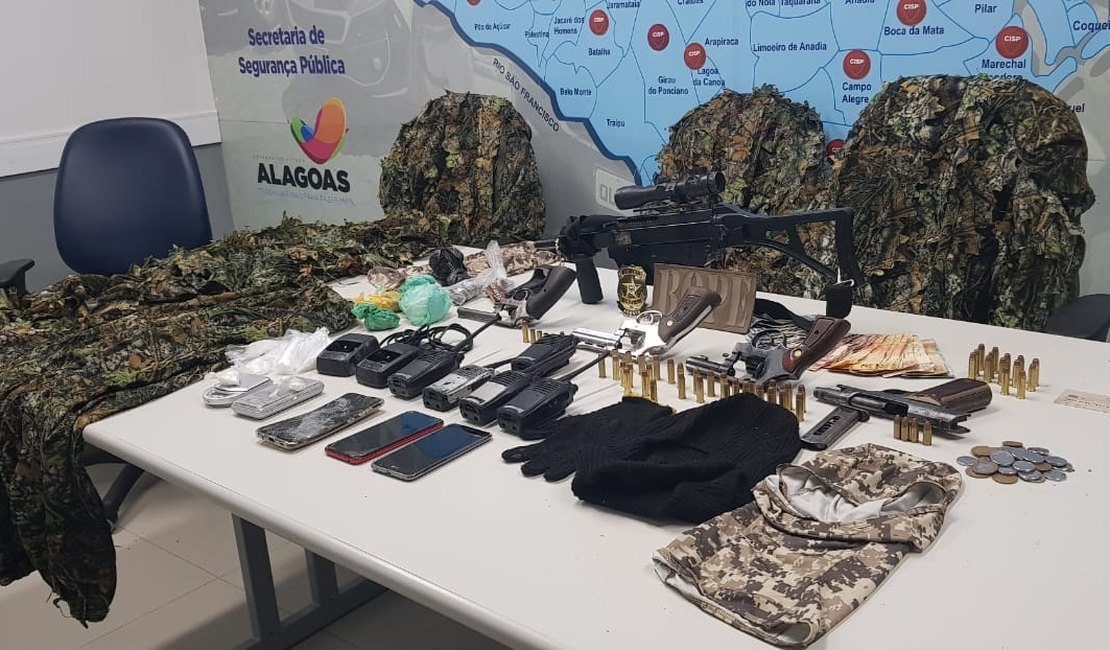 Polícia apreende armas, drogas e trajes de camuflagem durante ação no Litoral Norte de Alagoas